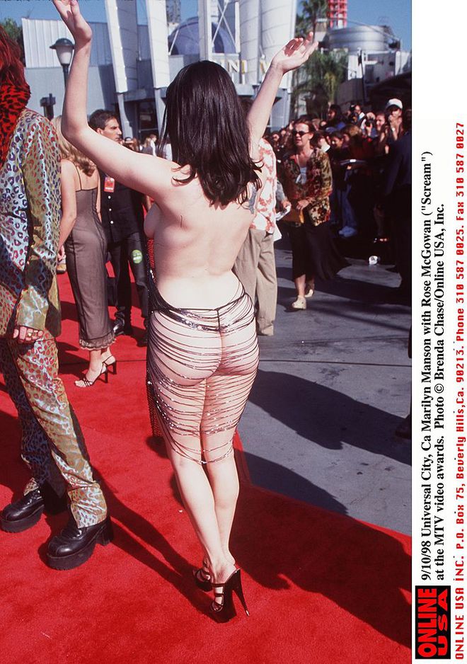 12 самых скандальных звездных нарядов