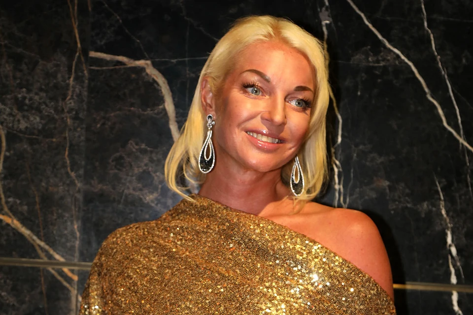 Кто мне может запретить ходить голой?»: Волочкова посмеялась над соседями, которые попросили ее одеться - KP.Ru