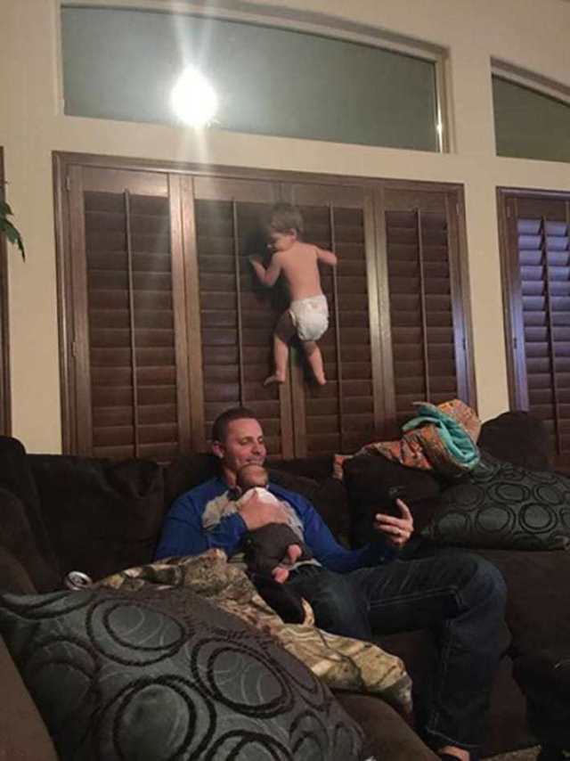 17 фотографий, которые демонстрируют, что ребенка ни в коем случае нельзя оставлять одного!