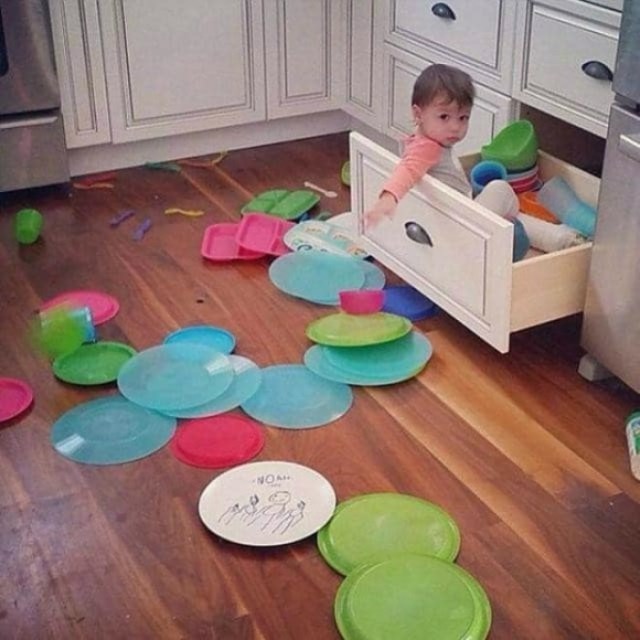 17 фотографий, которые демонстрируют, что ребенка ни в коем случае нельзя оставлять одного!