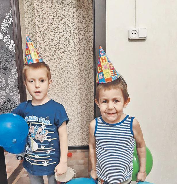 Выглядит на 70. Как живет сейчас 27-летняя «старушка» и ее сыновья, постаревшие преждевременно