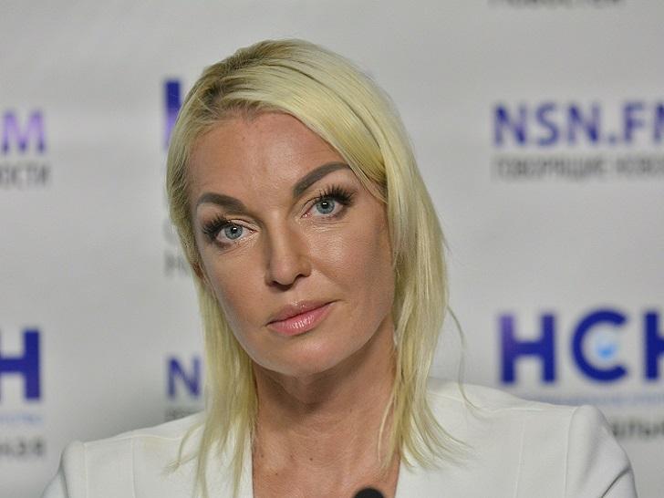 ÐолоÑкова в одном боди ÑаÑположилаÑÑ Ð¿Ð¾Ð´ кÑÑлÑÑком молодого бойÑÑенда