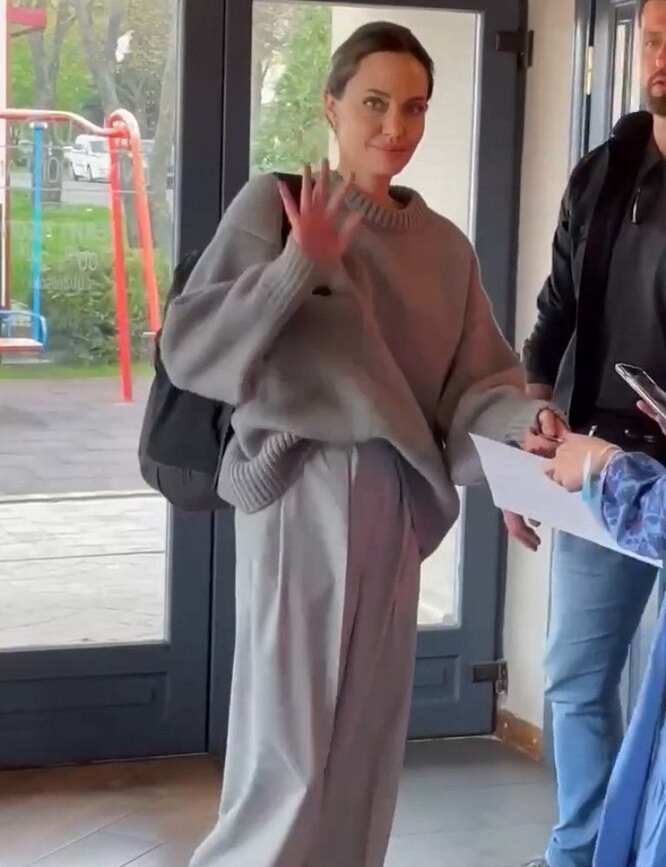 Ð¢Ð°Ð¹Ð½ÑÐ¹ Ð¿ÑÐ¸ÐµÐ·Ð´ Ð½Ð° Ð£ÐºÑÐ°Ð¸Ð½Ñ: ÐÐ½Ð´Ð¶ÐµÐ»Ð¸Ð½Ñ ÐÐ¶Ð¾Ð»Ð¸ Ð·Ð°Ð¼ÐµÑÐ¸Ð»Ð¸ Ð² ÐºÐ¾ÑÐµÐ¹Ð½Ðµ Ð²Ð¾ ÐÑÐ²Ð¾Ð²Ðµ. ÐÐ¸Ð´ÐµÐ¾