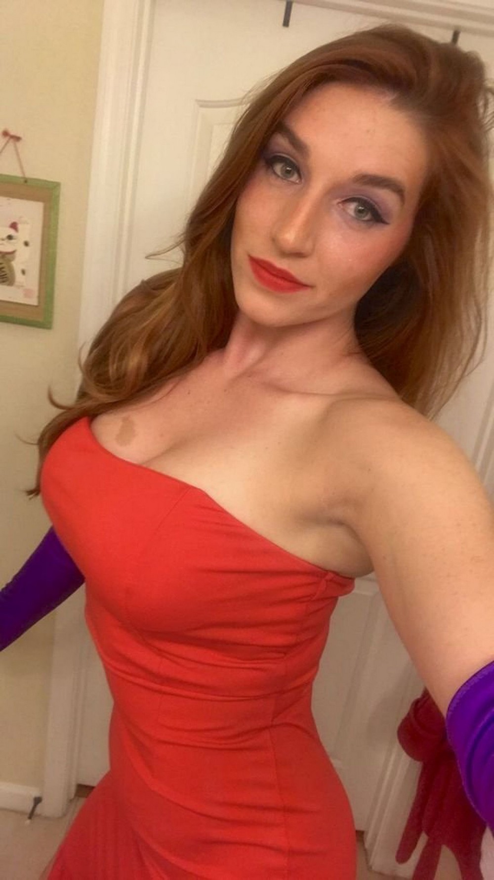 Красивые девушки в обтягивающих платьях