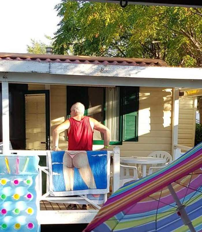 мужчина стоит возле дома