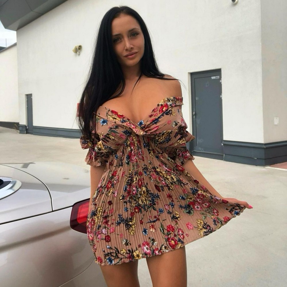 Красивые девушки в летних платьях