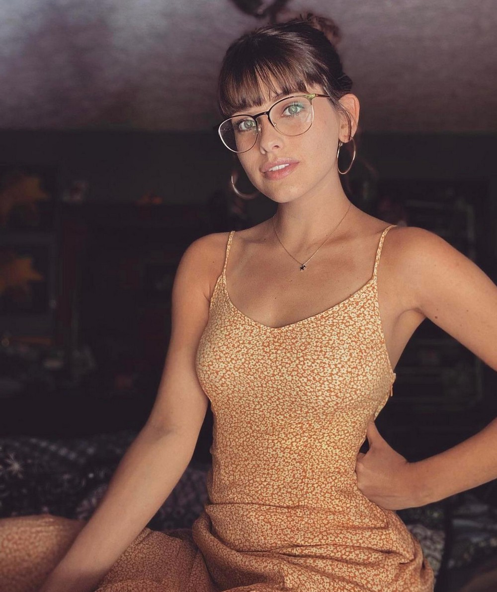 Красивые девушки в очках