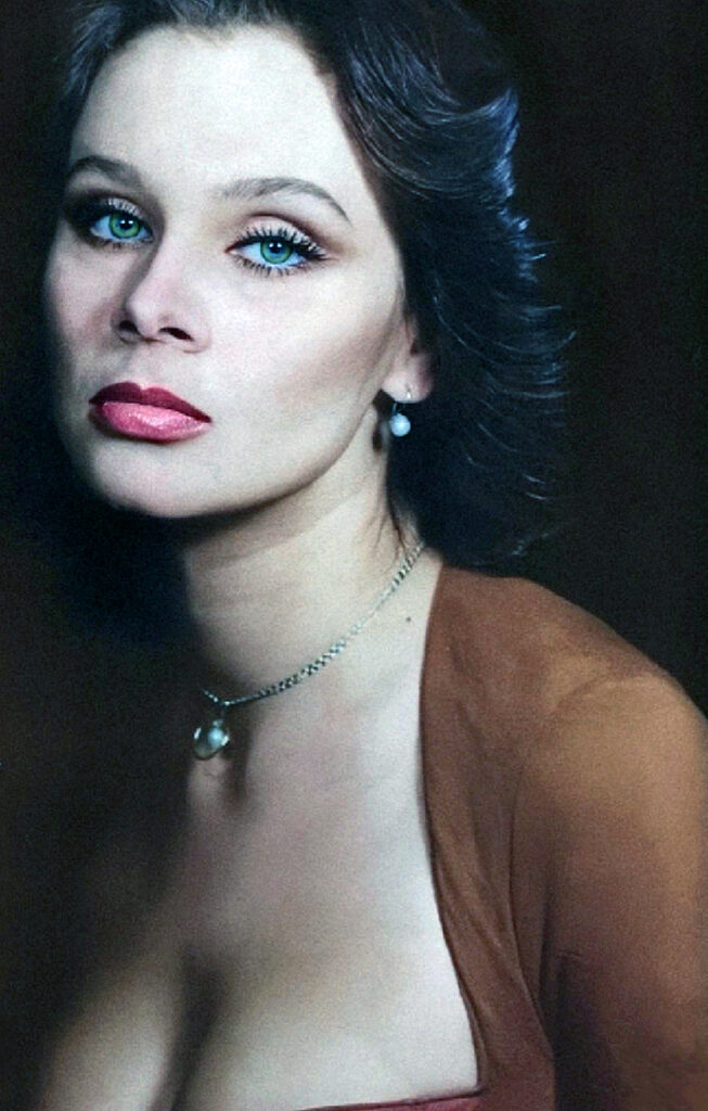 Любовь Полищук была яркой и эффектной красавицей: редкие фото культовой актрисы