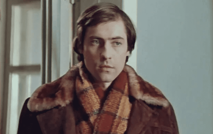 В этом обрюзгшем бездомном старике невозможно узнать одного из самых красивых советских актёров