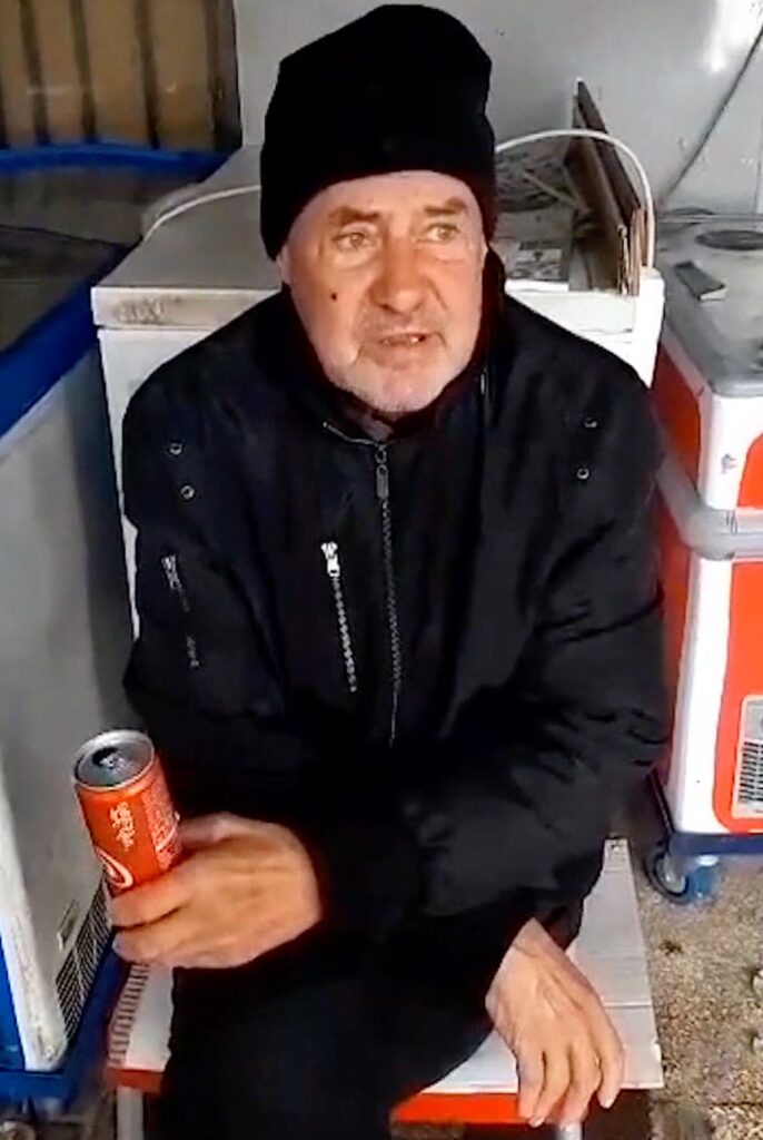 В этом обрюзгшем бездомном старике невозможно узнать одного из самых красивых советских актёров