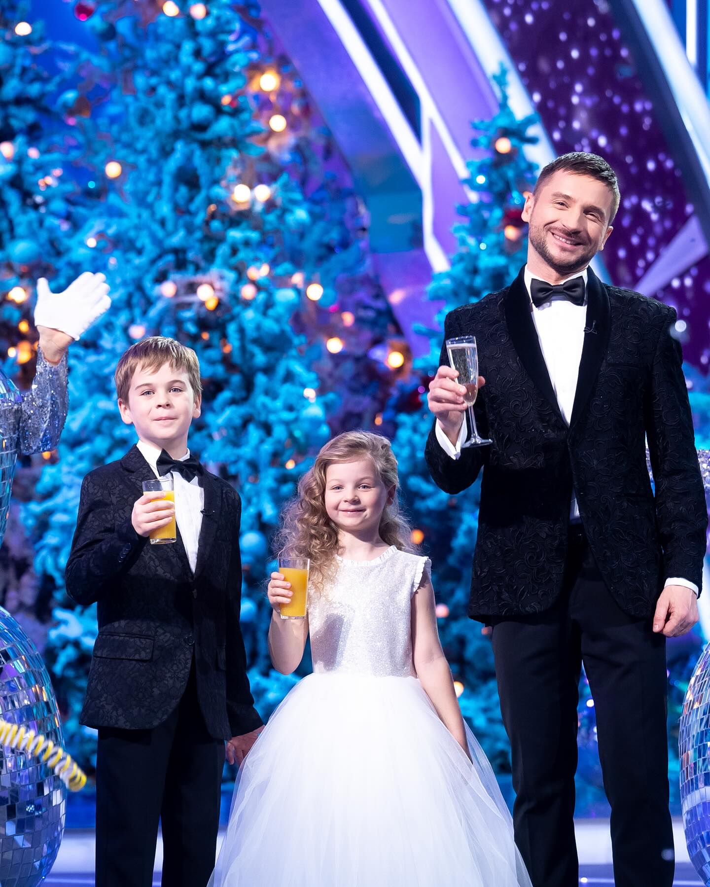 Возможно, это изображение 3 человека, ребенок и текст