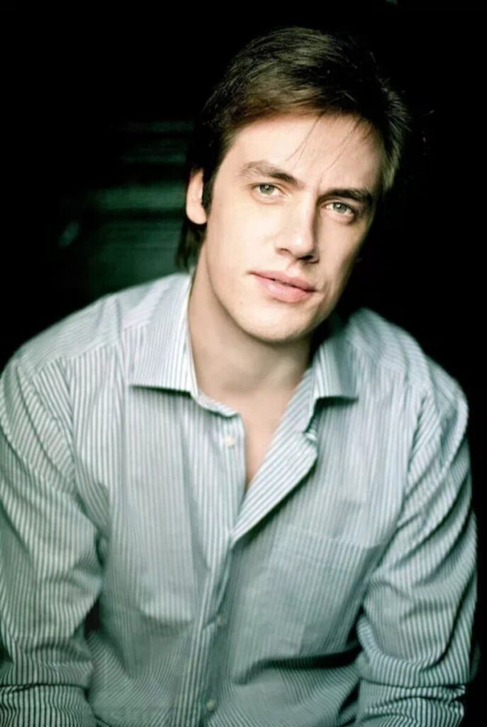 В этом тучном и обрюзгшем мужичке не узнать некогда привлекательного красавца-актёра