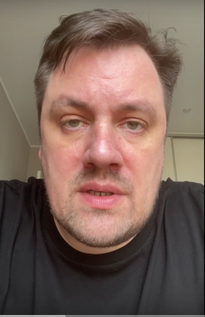 В этом тучном и обрюзгшем мужичке не узнать некогда привлекательного красавца-актёра