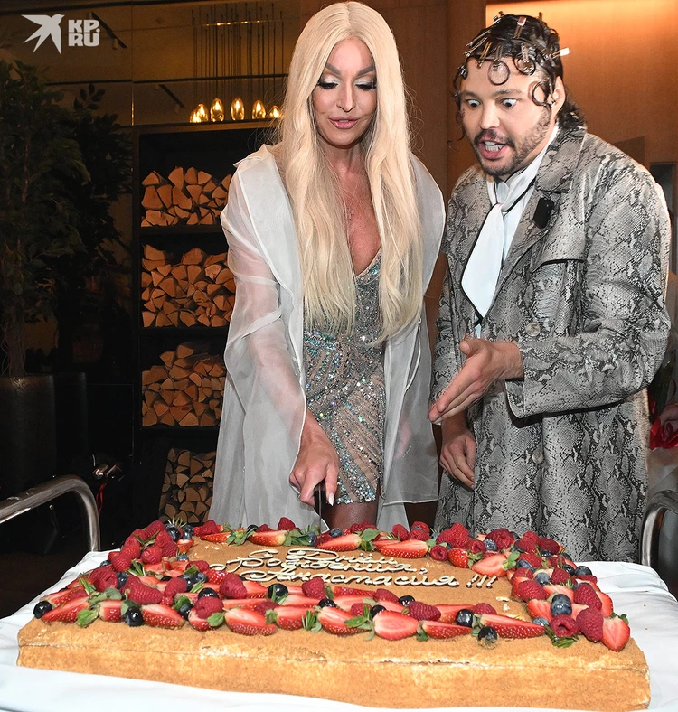 Анастасия Волочкова закатила шикарную вечеринку в честь дня рождения и показала возлюбленного дочери