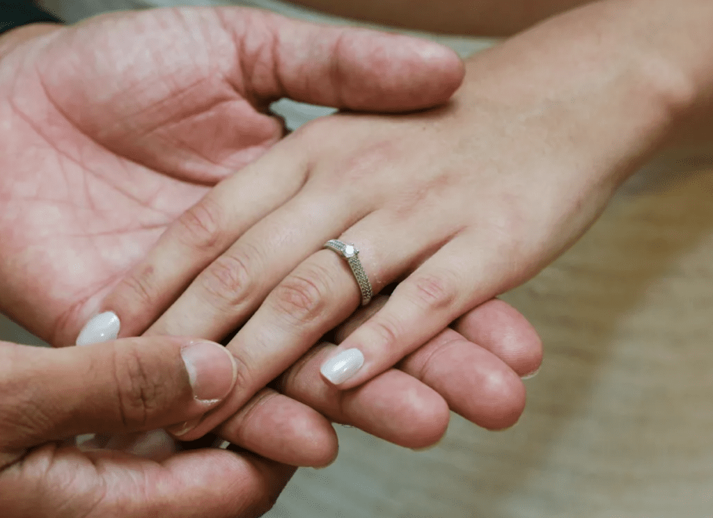 Я увидела сообщение «Я беременна» на телефоне мужа и пошла на тайный ужин с незнакомцем