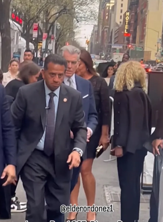 Кили Шей Смит поразила всех похудением на премьере MobLand: Пирс Броснан не скрывал гордости